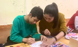 Cùng trẻ tự kỷ làm bao lì xì đón Tết