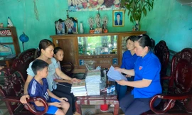 Công ty Tiền Phong tặng sách vở, đồ dùng học tập cho hai bé mồ côi bước vào năm học mới 