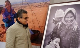 Tình mẫu tử thiêng liêng qua triển lãm ảnh 'Mẹ yêu con' của nhiếp ảnh gia Lê Bích