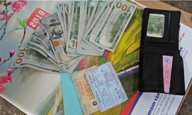 Người đàn ông để quên ví chứa xấp USD trên tàu hỏa TPHCM