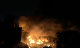 Ngọn lửa bốc cháy ngùn ngụt.