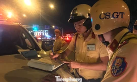 Theo chân CSGT 'dẹp loạn' xe tải chạy đường cấm ở Sài Gòn