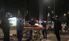 Xe máy kẹp 3 chạy ngược chiều tông taxi, 3 người trọng thương