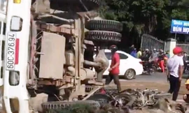 Chiếc xe ben lật ngang đường đè 2 xe máy.