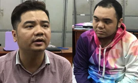 Hồ Sĩ Nam Trung (bên trái) và em trai tại công an.