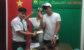 Hai du khách người Nhật vui mừng khi nhận lại được của rơi.