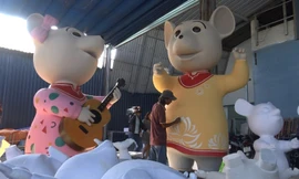 Cận cảnh gia đình chuột cao 3m là linh vật đường hoa Nguyễn Huệ