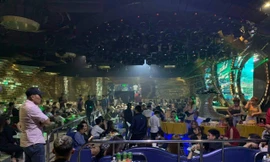 Hàng trăm dân chơi phê ma túy trong quán bar.