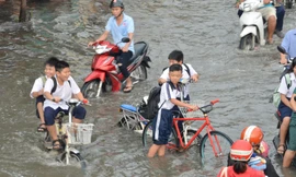 Học sinh xắn quần lội nước đến trường ngày đầu tuần vì triều cường gây ngập
