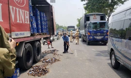 Chiếc xe tải làm rơi bia khiến giao thông tùn tắc nghiêm trọng.