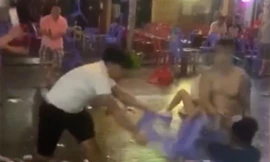 Nhiều người cầm hung khí đánh nhau loạn xạ.