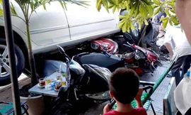 Ô tô lùi cuốn 4 xe máy vào gầm.