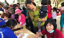 Nhóm Trái Tim Nhỏ khám bệnh, phát thuốc cho người nghèo.