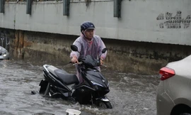 Nhiều tuyến đường ở Sài Gòn thành 'sông' sau cơn mưa đầu mùa