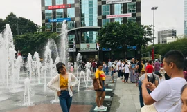 Người Sài Gòn đổ xô vào trung tâm chờ đón pháo hoa