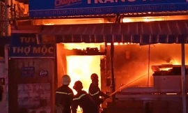 Lửa bốc lên ngùn ngụt lúc rạng sáng.