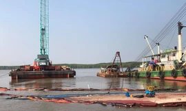 Hiện trường tàu 8.000 tấn bị chìm.