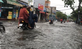 Mưa kéo dài chưa đến 30 phút nhưng khiến đường Nguyễn Văn Quá ngập nặng.