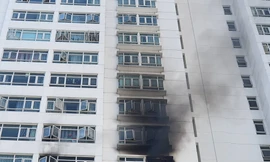 Lực lượng chức năng có mặt dập lửa.