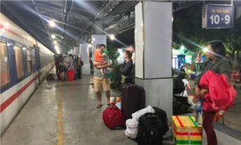 Những người đón Giao thừa trên chuyến tàu cuối cùng rời ga Sài Gòn