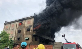 Khói lửa bốc lên nghi ngút từ đám cháy.