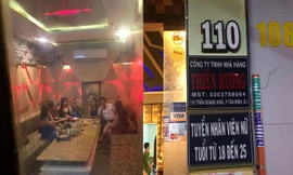 Nhiều nhân viên mặc 'mát mẻ' tiếp khách trong phòng karaoke.