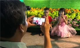 Biển người chen chân ở đường hoa Nguyễn Huệ trong đêm khai mạc