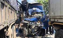 Chiếc xe tải bẹp dúm phần đầu.