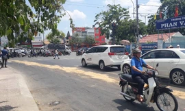 Vết dầu nhớ kéo dài trên đường được lấp bằng cát.