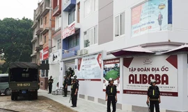 Công an thu giữ nhiều tài liệu tại trụ sở công ty Alibaba.