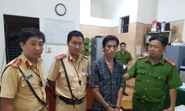 CSGT bàn giao tên trộm cho công an phường xử lý.