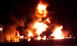 Khu nhà xưởng ở Sài Gòn cháy ngùn ngụt trong đêm: Trăm người lao vào dập lửa