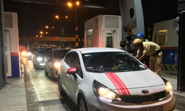 CSGT kiểm tra nồng độ cồn với tài xế ô tô tối 15/7.