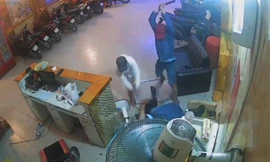 Nhóm giang hồ chém tới tấp vào người nạn nhân.