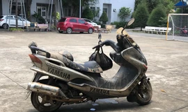 Chiếc xe máy của nhà báo Phúc được vớt lên sau sự cố.