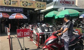 Các bãi giữ xe trong bến xe Miền Đông hết chỗ.