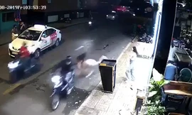 Cô gái ngã nhào, lộn vòng trên đường vì bị giật túi xách ở Sài Gòn