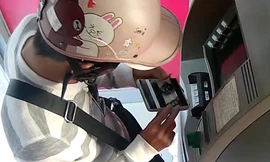 Người nước ngoài gắn vật thể lạ vào trụ ATM ở Sài Gòn