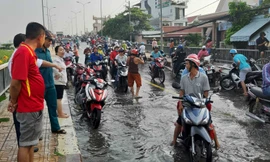 Nước ngập khiến giao thông gặp nhiều khó khăn.