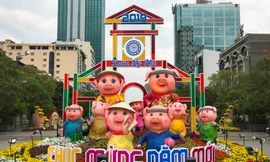 Những chú heo ngộ nghĩnh trên đường hoa Nguyễn Huệ