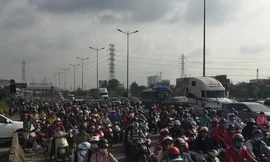 Cửa ngõ TPHCM bỗng dưng kẹt xe bất thường suốt buổi sáng