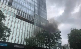 Khói bốc lên nghi ngút trên tầng cao toà nhà.