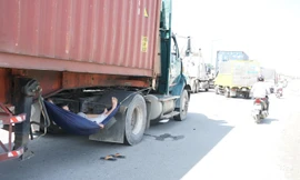 Cửa ngõ Sài Gòn kẹt xe kinh hoàng, tài xế mắc võng ngủ trên đường