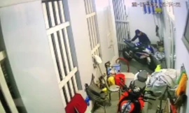 Camera ghi cảnh trộm đột nhập nhà dân lấy mô tô BMW trị giá hơn 700 triệu