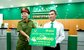 Công an bàn giao số tiền cho anh Thái.