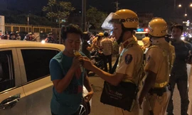 Gặp chốt CSGT, 'ma men' dùng chiêu đổi tài, xin uống nước