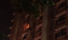 Ngọn lửa bùng cháy tại tầng 5 chung cư lúc rạng sáng.