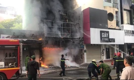 Căn nhà bốc cháy ngùn ngụt lúc sáng sớm.