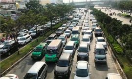Cửa ngõ Sài Gòn kẹt xe kinh hoàng nhiều giờ