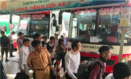Lực lượng chức năng kiểm tra việc chở khách Tết tại bến xe Miền Đông.
